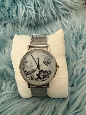 Silver Floral Butterfly Mesh Band Women's Watch - White Dial